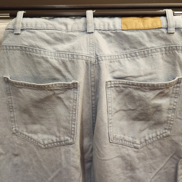 Boutique 1861 | Light Wash Denim | Tapered Highrise, Barrel Leg Jeans - Picture 5 of 7